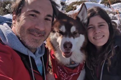Esther e Iván junto a su inseparable husky Bagán.