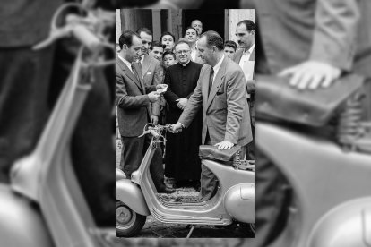 El juez municipal Mariano Fernández Ulibarri, recibiendo la Vespa que le había tocado en la tómbola ante el numeroso público congregado en la puerta del obispado. 1954.