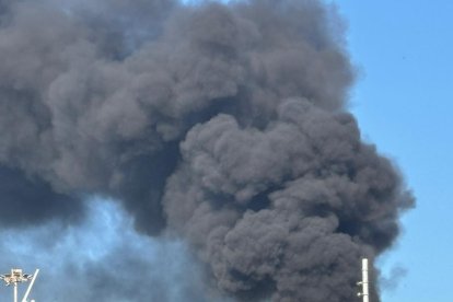 Densa columna de humo en el Puerto de Almería