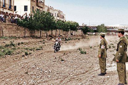 Dos  voluntarios de la Cruz Roja, en un servicio en la Rambla de Almería donde se organizaban pruebas de motos en los días de Feria.