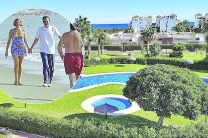La urbanización El Mirador de Vera, frente al playazo, y arriba, imagen de Zapatero y su mujer por esa playa en el año 2002.