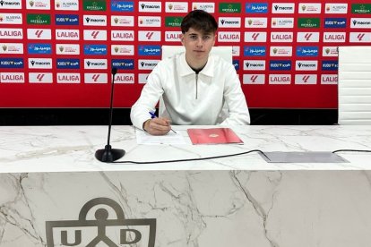 Ramón Martos firmando su compromiso con el Almería.