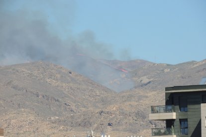 El humo y las llamas son visibles desde Almería capital.