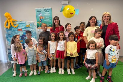 Paula Mandarina, Emilia Alvarez y los niños y niñas.