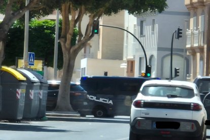 Uno de los furgones de la Policía Nacional en Roquetas de Mar.