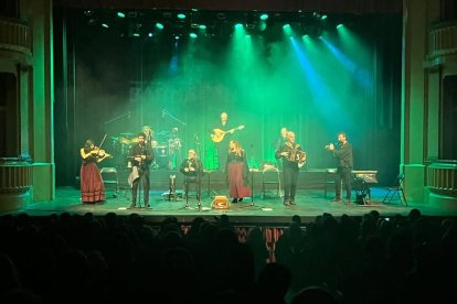 Los integrantes de Luar na Lubre, en plena actuación, combinando tradición y modernidad sobre el escenario.