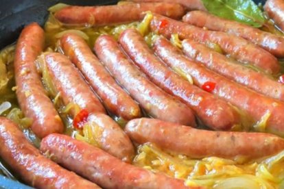 Salchichas de pollo al vino con cebolla.