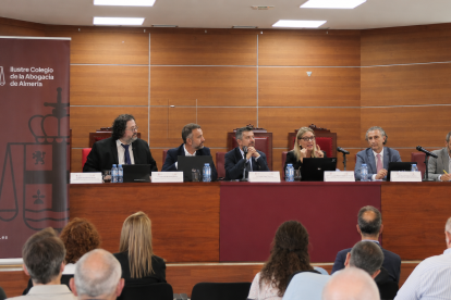 José Antonio Pérez, sentado a la derecha de la foto, durante las jornadas.