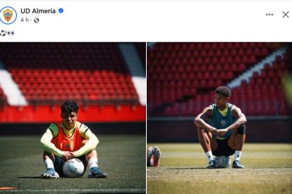Dos de las estrellas del Almería aparecen sentados en una pose relajada.