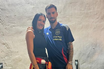 Sara con Álex Baena tras un partido de España.