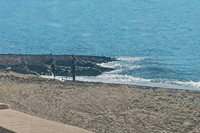 Imagen de agentes de la Guardia Civil en la playa donde se ha encontrado el cadáver.