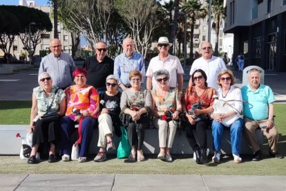 Fotografía de parte de los asistentes a este reencuentro de antiguos compañeros de la Escuela de Maestría de Almería.