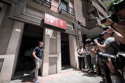 Un agente de la UCO sale de la sede del PSOE de la calle Ferraz, en una imagen de archivo.