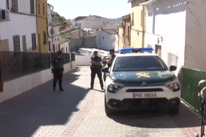 La Guardia Civil, en la calle Rocabril de Huelma, tras el tiroteo.