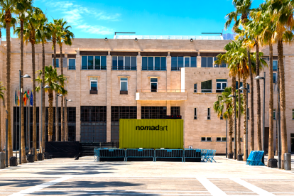 El contenedor de NomadArt ya instalado en la Plaza Mayor de El Ejido.