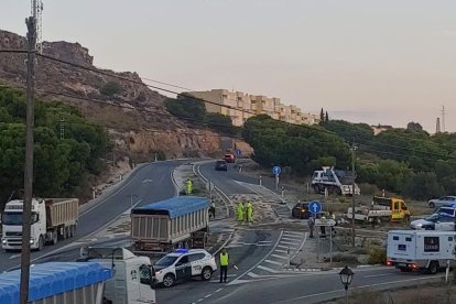 Imagen del cruce de La Simona, en Garrucha, durante un accidente.