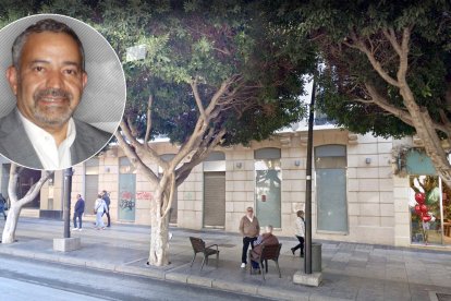 El local en el Paseo de Almería y a la izquierda su dueño, Rodolfo Reyes.