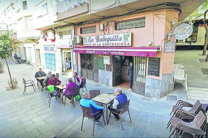 La tradicional terraza de La Bodeguilla en la calle Trajano.