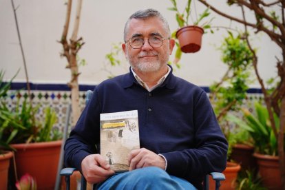 Francisco Cañabate posa con su novela con portada diseñada por su hija Virginia.