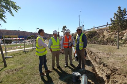 Trabajadores municipales, de Grupocopsa y de la dirección de obra controlando los trabajos en la nueva tubería