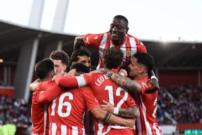 Lopy en todo lo alto de la piña del Almería celebrando un gol.