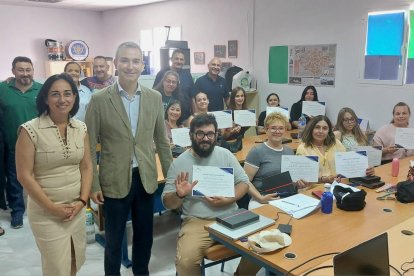 Los alumnos muestran sus diplomas