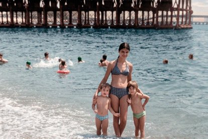 Uno de los escenarios del verano en Almería era la pequeña playa que existía junto al cargadero de mineral de las Almadrabillas.