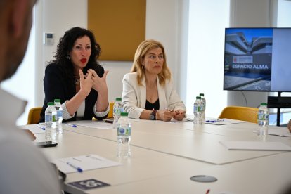 La alcaldesa, María del Mar Vázquez, junto a la concejala de Familia, Inclusión e Igualdad, Paola Laynez, en el Espacio Alma.
