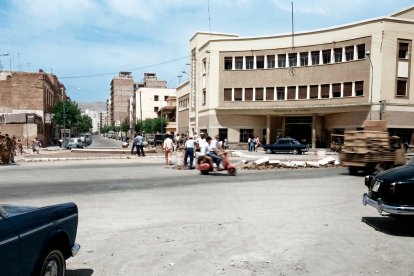 La rotonda de la estación de autobuses en 1966, cuando estaban construyendo la fuente que fue inaugurada ese mismo verano. El carro representaba el pasado, los coches, la llegada de una nueva época.