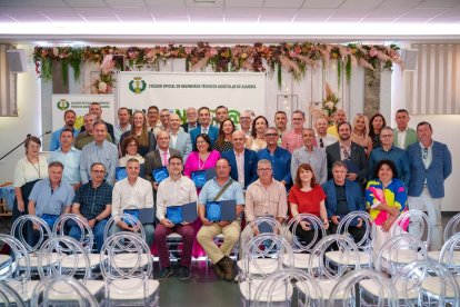 Homenaje y reconocimiento por los 25 años de colegiación, poniendo en valor su dedicación y vocación profesional.