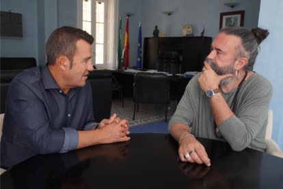 El alcalde junto con el que será el pregonero de este año, José Luis Jaén