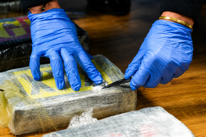 Imagen de archivo de un agente con un paquete de cocaína.