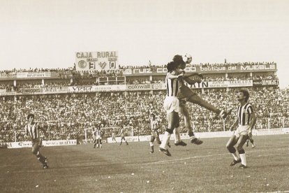 El marcador final al fondo y una afición entregada a una gesta.