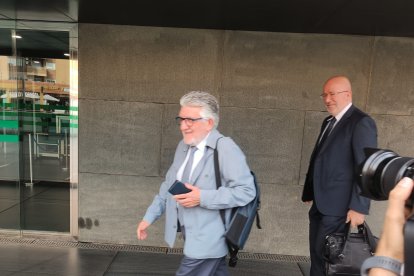 El abogado Pablo Luna, defensa de Óscar Líria y Ana Belén M.S. a su entrada en los juzgados de Almería.