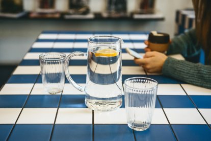 El 67% de los almerienses prefiere bebeber agua de grifo en sus hogares y en los restaurantes experimenta una subida de más de 15 puntos.
