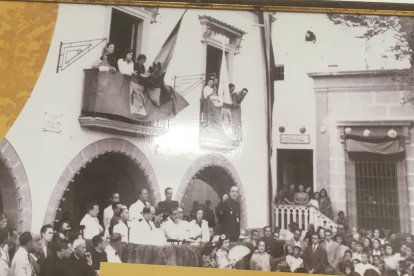 Acto en Huércal del Almería en 1943, con motivo de la visita del Gobernador Civil. Se ve la fachada y los balcones del Ayuntamiento.
