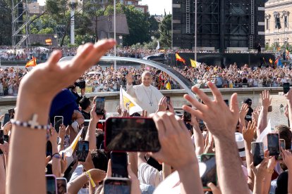 El Papa León XIV saluda desde el papamóvil, en la plaza de Colón, a 7 de junio de 2026, en Madrid (España). El Papa León XIV recorre las calles antes de oficiar una misa y posterior procesión eucarística en el entorno de la capital. La ceremonia congrega a altas autoridades civiles y religiosas, además de numerosos fieles que siguen el recorrido del Santísimo. El Rey Felipe VI, la Reina Letizia, la Princesa Leonor y la Infanta Sofía asisten al evento.
07 JUNIO 2026 VISITA PAPAL
Diego Radamés / Europa Press
07/6/2026
