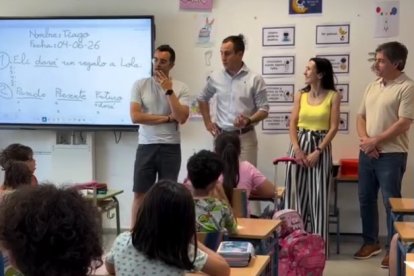 El alcalde y la edil de Vera en uno de los centros educativos días atrás.