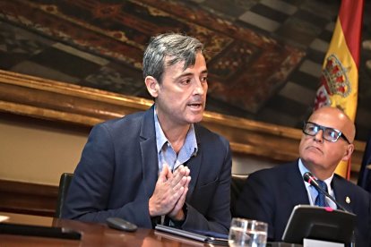 Un momento de la intervención del profesor de la UAL José Luis Caparrrós, segundo por la izquierda, en la Comisión de Despoblación y Reto Demográfico del Senado.