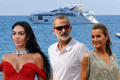 Georgina Rodríguez, Felipe VI y la reina Letizia, en un montaje elaborado con inteligencia artificial, con la playa de Aguamarga de fondo.
