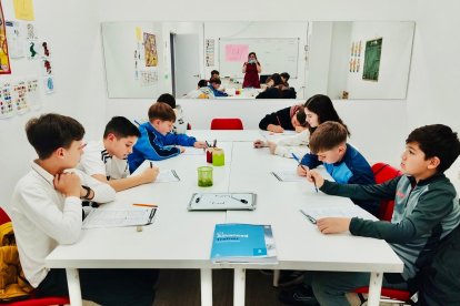 Alumnos de Red Dragon English Academy durante una sesión de trabajo en grupo reducido.