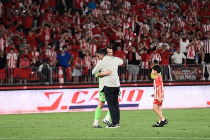Mohammed Al-Khereiji se abraza al portero del Almería Andrés Fernández.