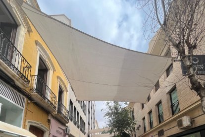 Toldos en Reyes Católicos.