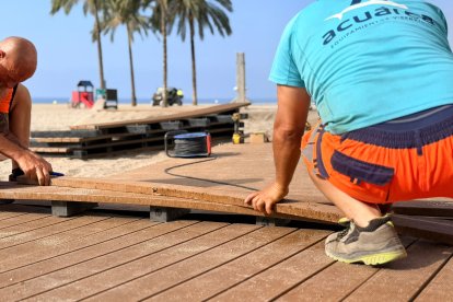 Comienza la instalación de las nuevas pasarelas accesibles de plástico reciclado en las playas de Roquetas.