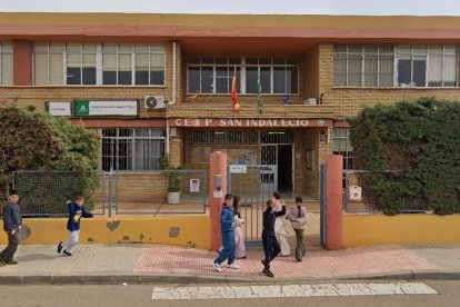 Fachada del CEIP San Indalecio de La Cañada.