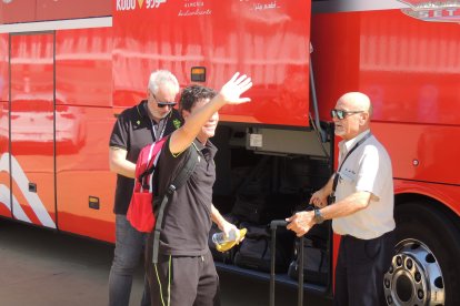 Momento en el que Rubi saluda a la afición de la UD Almería.