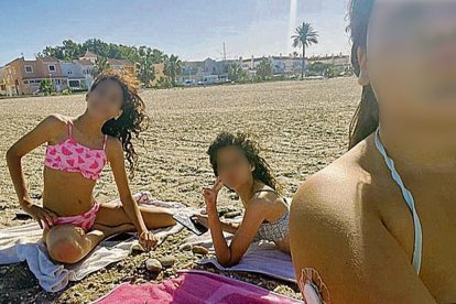 Las tres amigas de El Alquián, este sábado en la playa de Costacabana, poco antes del trágico desenlace.