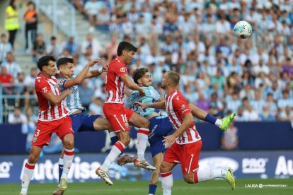 Una de las jugadas del Málaga-Almería en La Rosaleda.