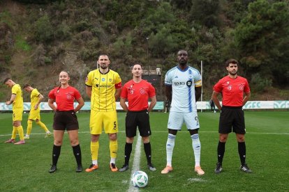 Juan Pedro Navarrete, en el centro de la imagen, durante un partido de fútbol.