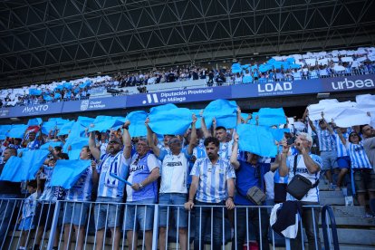 El malaguismo se moviliza par estar con su equipo en Almería.